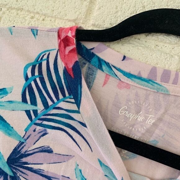 Hollister Cropped Graphic Tee  - Picture 4 of 5